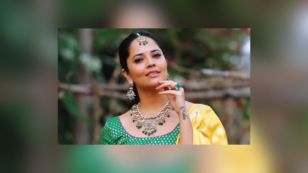 Anchor turned actress Anasuya to co-star with Sunil for their next