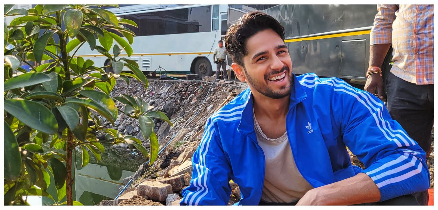 Sidharth Malhotra hurts his leg, posts photo in a medical walking boot