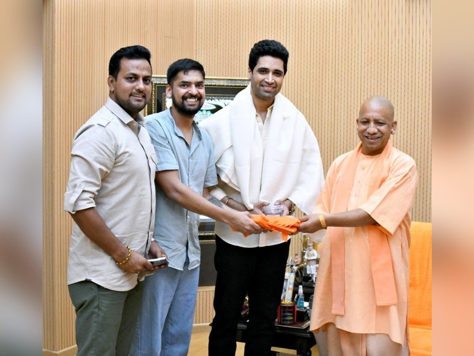 Honourable Chief Minister Of UP Shri. Yogi Adityanath Meets And Blesses Team Major