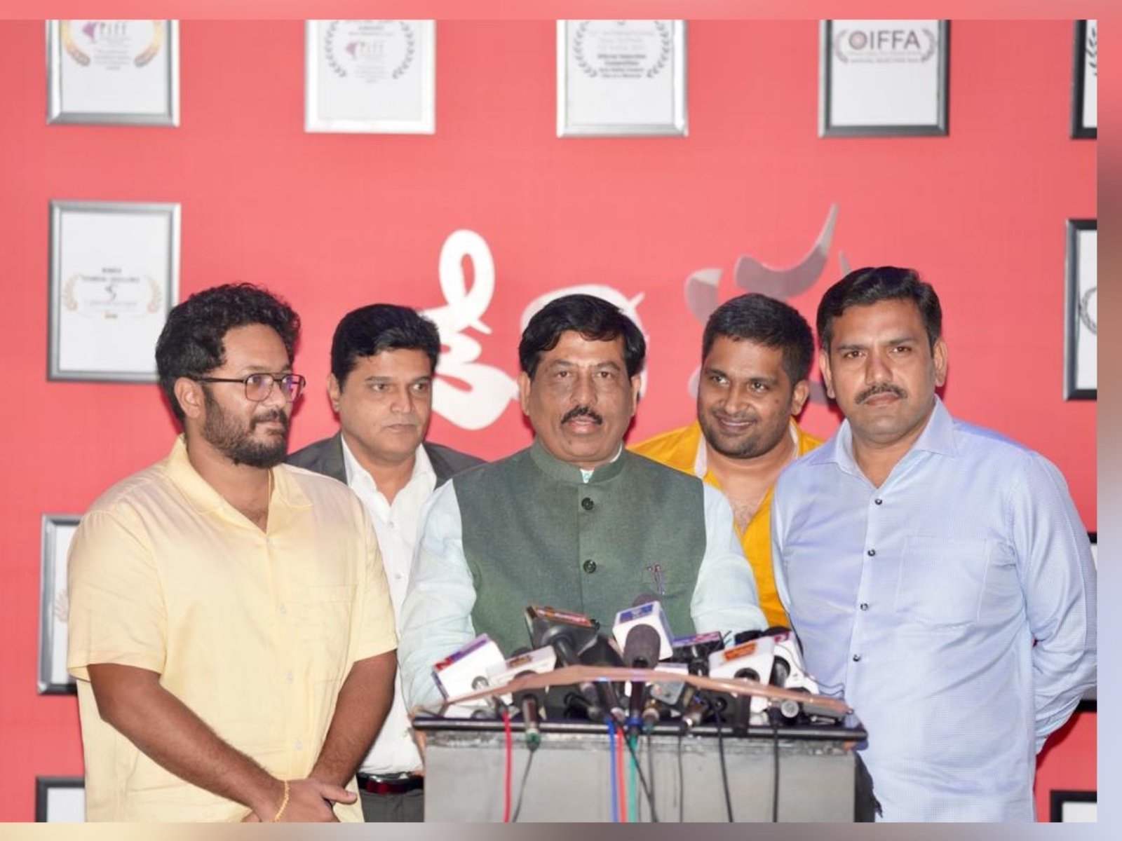 Murugesh Nirani and Dr. Vijayendra applauded Dollu.