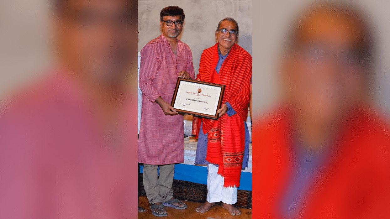 Darbhasayanam Srinivasacharya receives the Indraganti Srikanta Sharma Literary Award for 2022