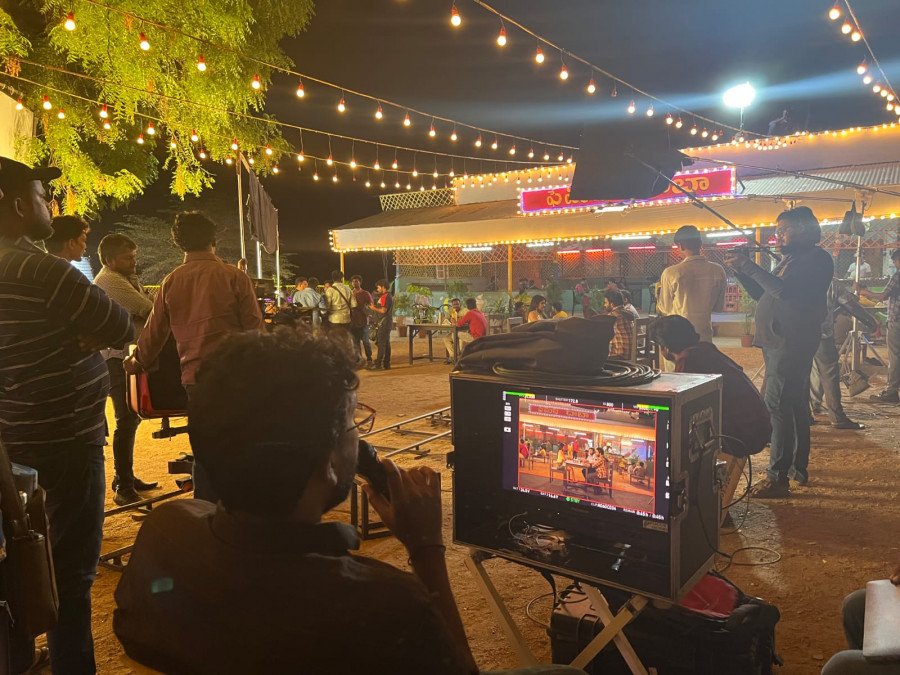 Nenu Meeku Baaga Kavalsinavaadini still 4