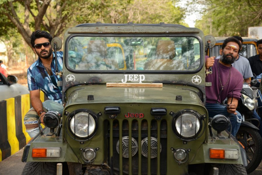 Nenu Meeku Baaga Kavalsinavaadini still 5