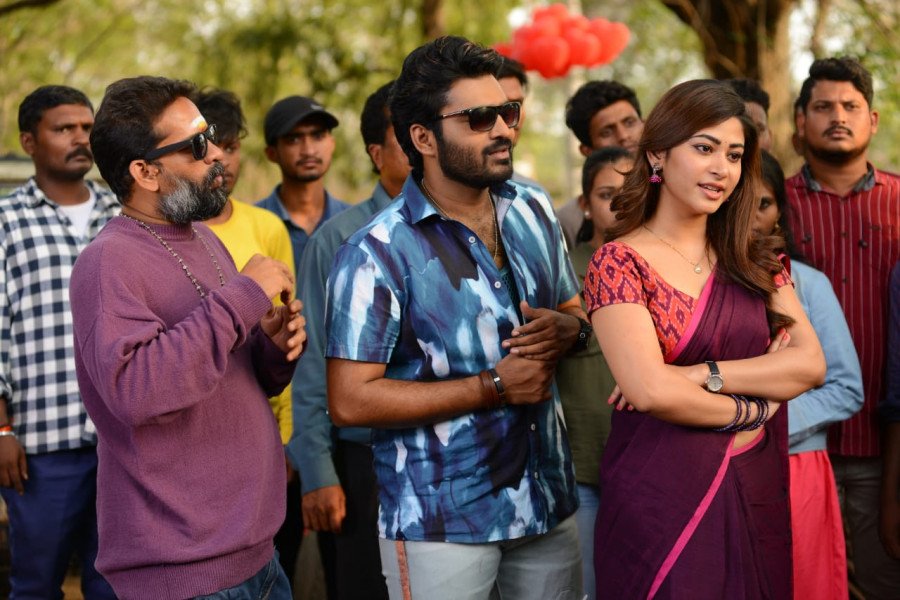 Nenu Meeku Baaga Kavalsinavaadini still 6