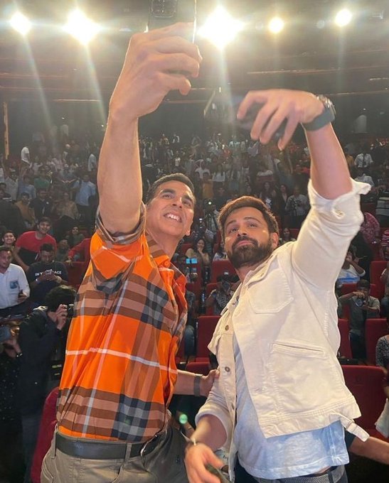 Selfiee still 7