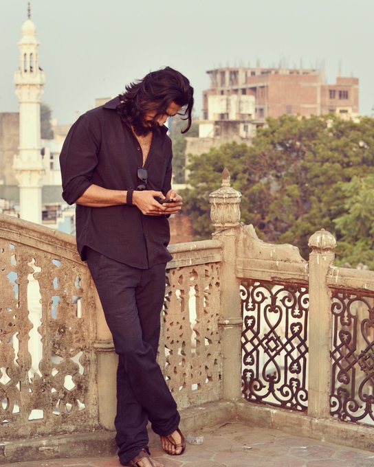 Ek Betuke Aadmi Ki Afrah Raatein still 2