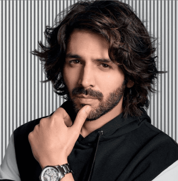 Kartik Aaryan places his first National Award at Lalbaugcha Raja's feet